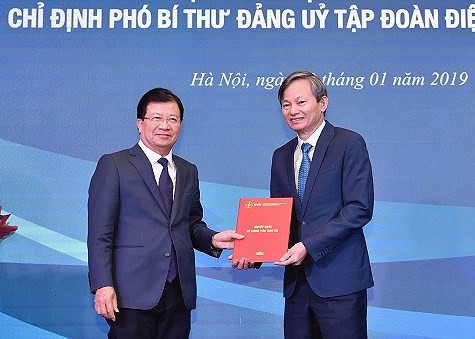 Phó thủ tướng Trịnh Đình Dũng trao quyết định bổ nhiệm cho ông Trần Đình Nhân. (Ảnh: EVN) Phó thủ tướng Trịnh Đình Dũng trao quyết định bổ nhiệm cho ông Trần Đình Nhân. (Ảnh: EVN)