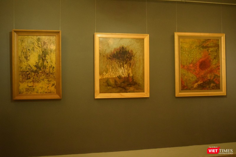 Toàn bộ tác phẩm trưng bày tại triển lãm lần này, họa sĩ không đề tên dưới mỗi bức vẽ vì muốn công chúng hoàn toàn tập trung vào thưởng thức tranh