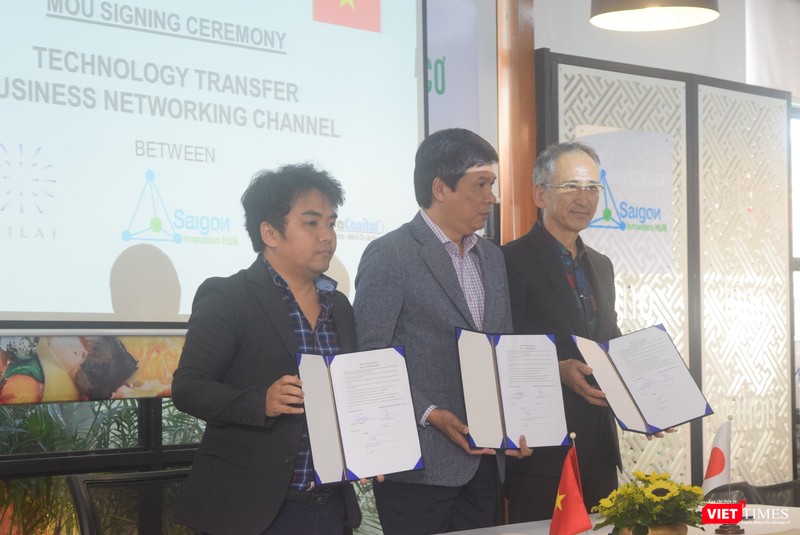 Ông Huỳnh Kim Tước (đứng giữa) trong phần ký kết chuyển giao công nghệ 6R