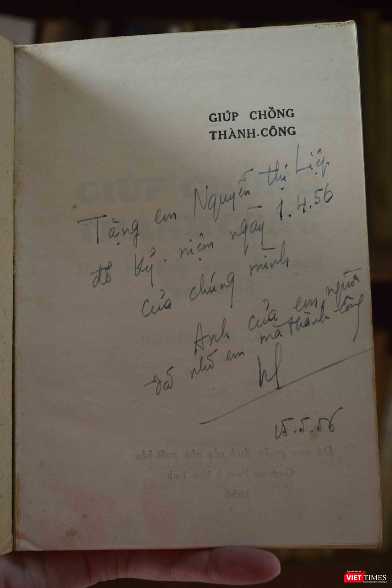 Cuốn "Giúp chồng thành công" có thủ bút của học giả Nguyễn Hiến Lê viết tặng người vợ Long Xuyên của ông, bà Nguyễn Thị Liệp Cuốn "Giúp chồng thành công" có thủ bút của học giả Nguyễn Hiến Lê viết tặng người vợ Long Xuyên của ông, bà Nguyễn Thị Liệp