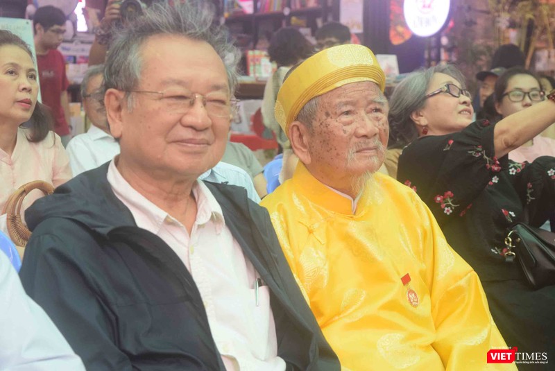 Bác sĩ Đỗ Hồng Ngọc (trái) và nhà nghiên cứu tuổi 98 Nguyễn Đình Tư Bác sĩ Đỗ Hồng Ngọc (trái) và nhà nghiên cứu tuổi 98 Nguyễn Đình Tư