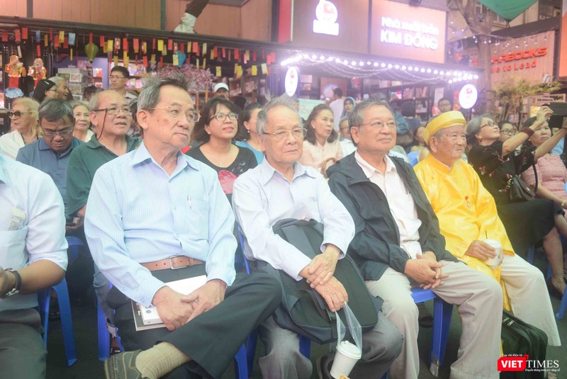 Rất đông các học giả tề tựu đông đủ trò chuyện về học giả Nguyễn Hiến Lê Rất đông các học giả tề tựu đông đủ trò chuyện về học giả Nguyễn Hiến Lê