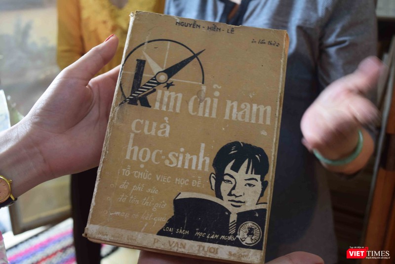 Cuốn "Kim chỉ nam của học sinh" (NXB Phạm Văn Tươi) đang được bảo quản tại ngôi nhà cũ tại tỉnh Long Xuyên của vị học giả quá cố Cuốn "Kim chỉ nam của học sinh" (NXB Phạm Văn Tươi) đang được bảo quản tại ngôi nhà cũ tại tỉnh Long Xuyên của vị học giả quá cố