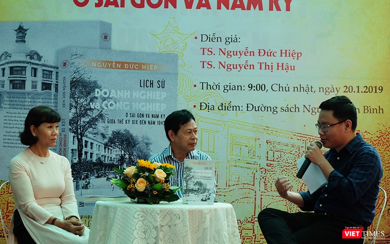 TS. khảo cổ Nguyễn Thị Hậu (trái) và TS. Nguyễn Đức Hiệp (giữa) với những góc nhìn thú vị về lịch sử doanh nghiệp và công nghiệp Sài Gòn và Nam kỳ
