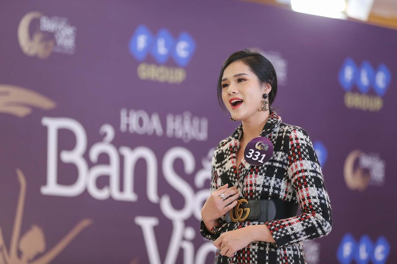 Cô gái trẻ thể hiện khả năng ca hát với ca khúc "Hương Ngọc Lan" Cô gái trẻ thể hiện khả năng ca hát