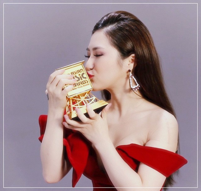 "Tiểu diva" Hương Tràm vừa xinh đẹp vừa thành công trên sân khấu ca nhạc "Tiểu diva" Hương Tràm vừa xinh đẹp vừa thành công trên sân khấu ca nhạc