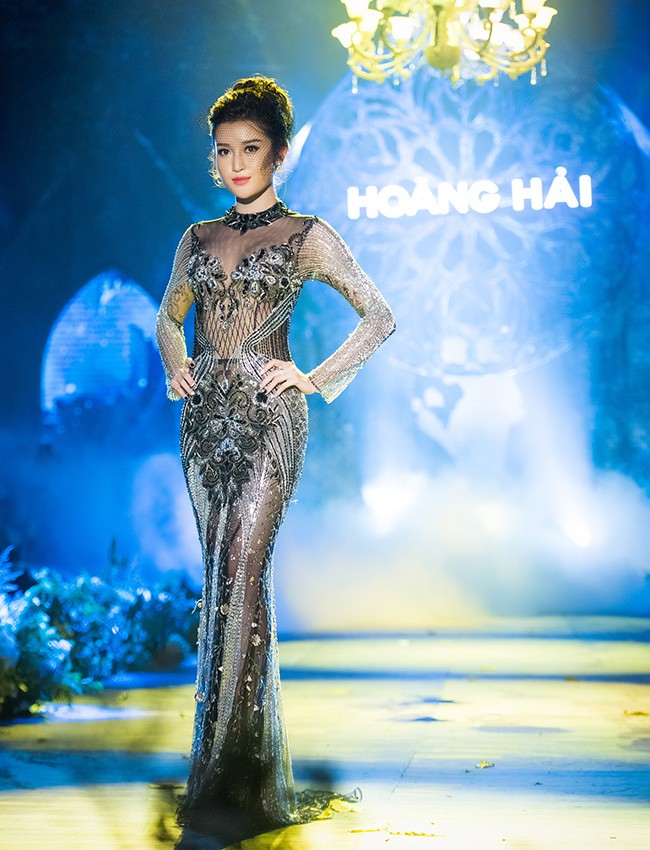 Cận cảnh bộ trang phục của NTK Hoàng Hải được đấu giá 6.500 USD và sau đó là nguyên nhân khiến Huyền My bị "tố" Cận cảnh bộ trang phục của NTK Hoàng Hải được đấu giá 6.500 USD và sau đó là nguyên nhân khiến Huyền My bị