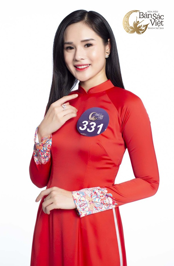 Huyền Trang trong trang phục áo dài Thí sinh Nguyễn Thị Huyền Trang