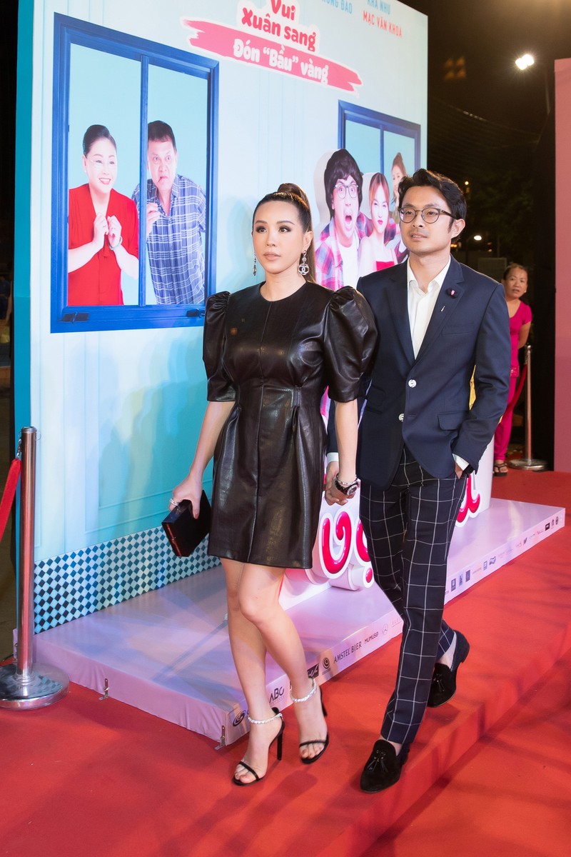 Hoa hậu Thu Hoài và bạn trai doanh nhân không rời tay nhau 