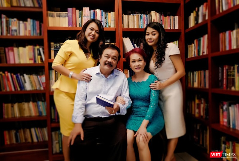 Sau khi vợ lâm bệnh nặng, ông Trần Quí Thanh cho biết bà là người phụ nữ đã thay đổi cuộc đời ông và vị doanh nhân này sẵn sàng làm tất cả vì gia đình thân yêu Sau khi vợ lâm bệnh nặng, ông Trần Quí Thanh cho biết bà là người phụ nữ đã thay đổi cuộc đời ông và vị doanh nhân này sẵn sàng làm tất cả vì gia đình thân yêu