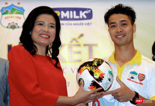 Bà Nguyễn Thị Thu Phương và cầu thủ ghi nhiều dấu ấn - Công Phượng Bà Nguyễn Thị Thu Phương và cầu thủ ghi nhiều dấu ấn - Công Phượng