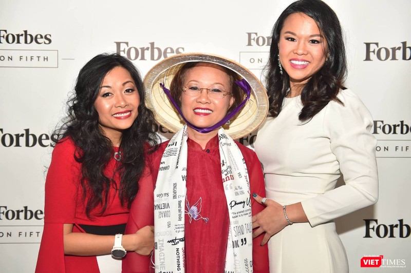 Bà Nụ cũng có mặt trong ngày ra mắt sách trên đất Mỹ của con gái - doanh nhân Trần Uyên Phương Bà Nụ cũng có mặt trong ngày ra mắt sách trên đất Mỹ của con gái - doanh nhân Trần Uyên Phương