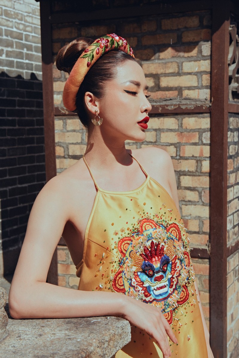 Chiếc váy được thiết kế khéo léo, giúp Khánh Phương khoe được bờ vai gợi cảm.