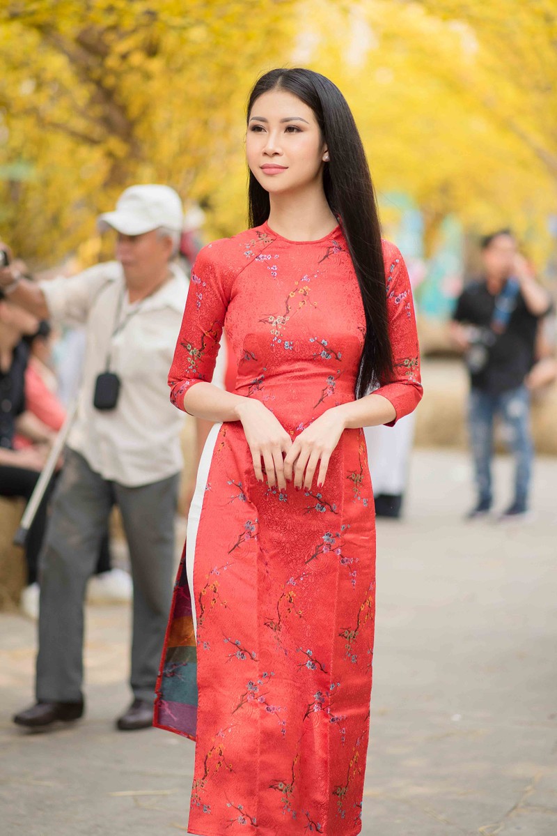 Á hậu xuất hiện vô cùng nền nã trong tà áo dài đỏ cùng mái tóc chải ôm sát khuôn mặt hết sức dịu dàng Á hậu xuất hiện vô cùng nền nã trong tà áo dài đỏ cùng mái tóc chải ôm sát khuôn mặt hết sức dịu dàng