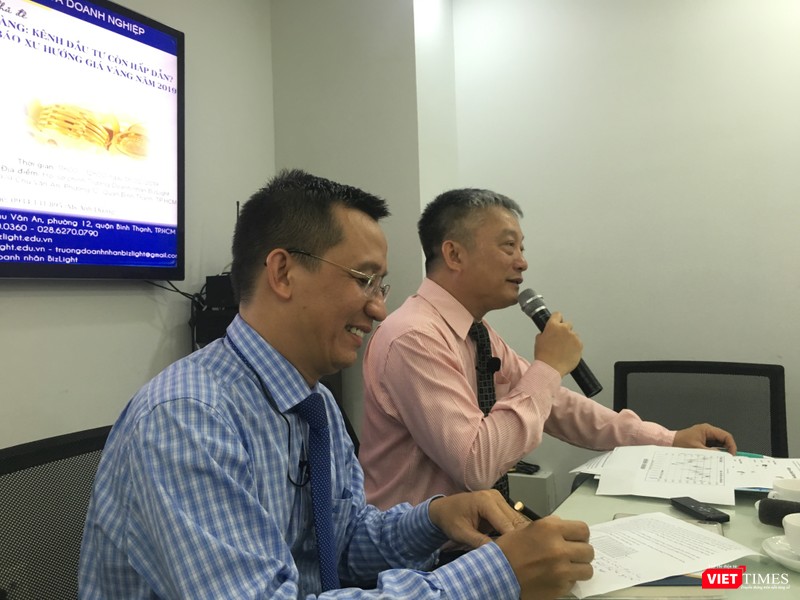 Ông Bùi Quang Tín (bên trái) và ông Trần Thanh Hải (đang phát biểu) về tình hình thị trường vàng Ông Bùi Quang Tín (bên trái) và ông Trần Thanh Hải (đang phát biểu) về tình hình thị trường vàng
