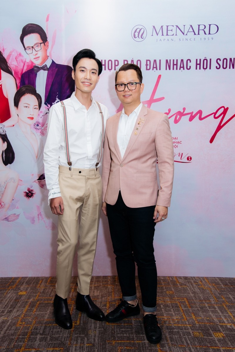 Đạo diễn Long Kan (bên phải) và ca sĩ trẻ Anh Duy Đạo diễn Long Kan và ca sĩ trẻ Anh Duy