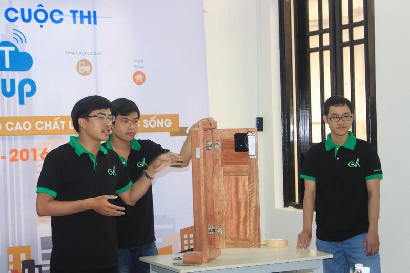 Ba kỹ sư Ngô Cự Mạnh, Trần Tiên Tín và Võ Thượng Đỉnh với sản phẩm khóa thông minh - Top 5 tại cuộc thi IoT Startup năm 2016 Ba kỹ sư Ngô Cự Mạnh, Trần Tiên Tín và Võ Thượng Đỉnh với sản phẩm khóa thông minh - Top 5 tại cuộc thi IoT Startup năm 2016
