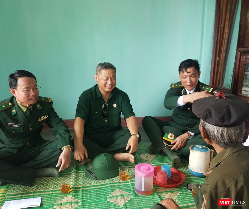 Trung tá Nguyễn Bá Duyệt (ngoài cùng bên phải) -- Tham mưu phó Bộ đội biên phòng Quảng Trị, nguyên Đồn trưởng Đồn Biên phòng cửa khẩu quốc tế La Lay tâm tình cùng gia đình nhận căn nhà 'mái ấm biên cương'. Ngồi ngoài cùng bên trái - ông Lê Văn Hiếu, đồn trưởng Đồn Biên phòng Cửa khẩu quốc tế La Lay cùng các chiến sĩ biên phòng trong ngôi nhà vừa bàn giao cho ông Côn Liên