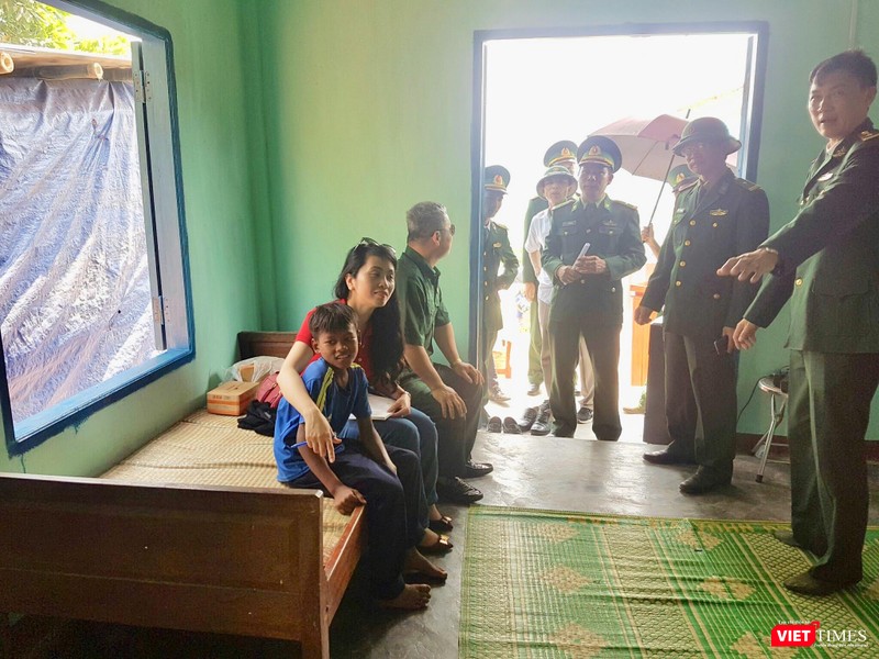 Cán bộ chiến sĩ Đồn Biên phòng Cửa khẩu quốc tế La Lay chung sức giúp dân nghèo xây những căn nhà mới để ổn định cuộc sống vùng biên. Cán bộ chiến sĩ Đồn Biên phòng Cửa khẩu quốc tế La Lay chung sức giúp dân nghèo