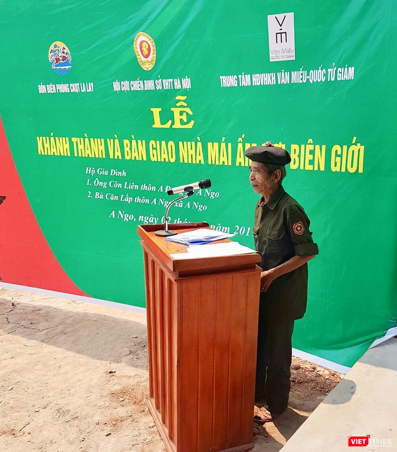 Ông Côn Liên xúc động phát biểu cảm ơn cán bộ chiến sĩ biên phòng, cảm ơn các nhà tài trợ và các nhà hảo tâm đã nối rộng vòng tay yêu thương tới bà con vùng biên trong buổi lễ khánh thành và trao tặng mái ấm. Ông Côn Liên xúc động phát biểu tại lễ khánh thành và bàn giao mái ấm biên giới