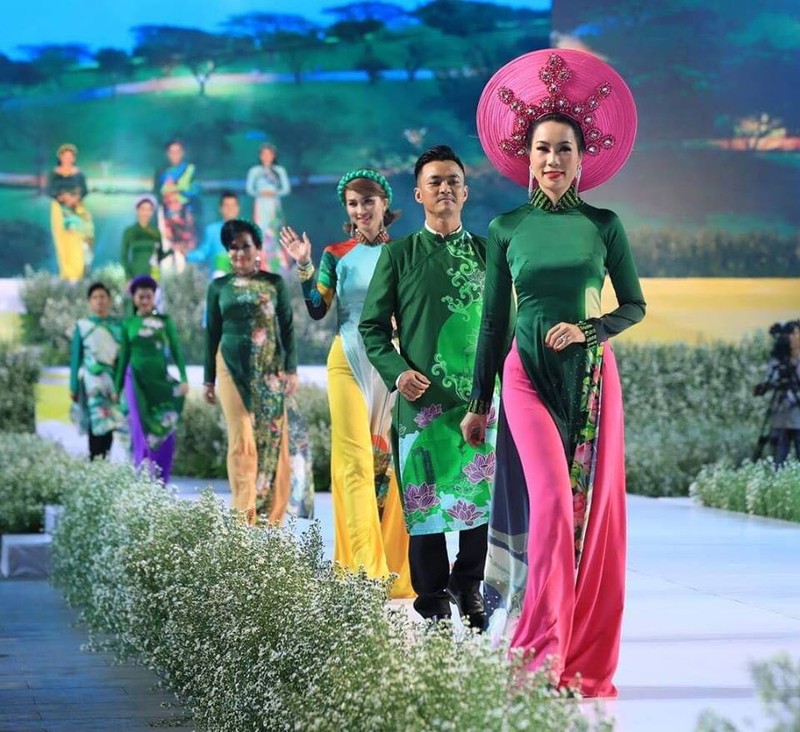 Trịnh Kim Chi dẫn đầu đoàn catwalk