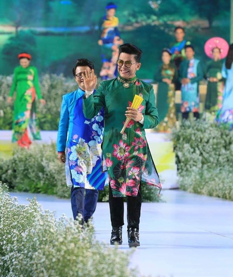 MC Thanh Bạch cùng các nghệ sĩ biểu diễn BST "Thành phố xanh" của NTK Việt Hùng