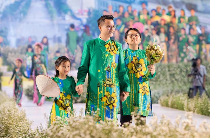 Ca sĩ Hoàng Bách cũng trình diễn áo dài cùng các con