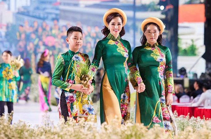 Diễn viên Mai Thu Huyền cùng hai con 