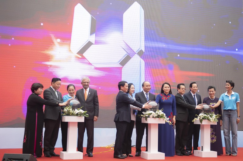 Chung tay hành động vì phụ nữ và trẻ em gái Chung tay hành động vì phụ nữ và trẻ em gái