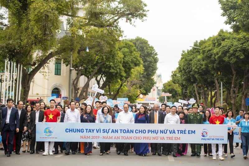 Kết thúc chương trình, H’Hen Niê và đoàn đã cùng nhau xuống đường đi bộ hưởng ứng phong trào. Kết thúc chương trình, H’Hen Niê và đoàn đã cùng nhau xuống đường đi bộ hưởng ứng phong trào.