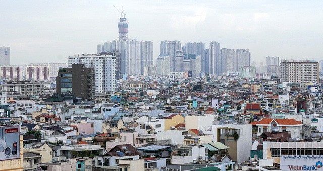 Mật độ dân cư dày đặc tại các khu trung tâm và quá tải về giao thông dẫn khiến thành phố "ngộp thở"