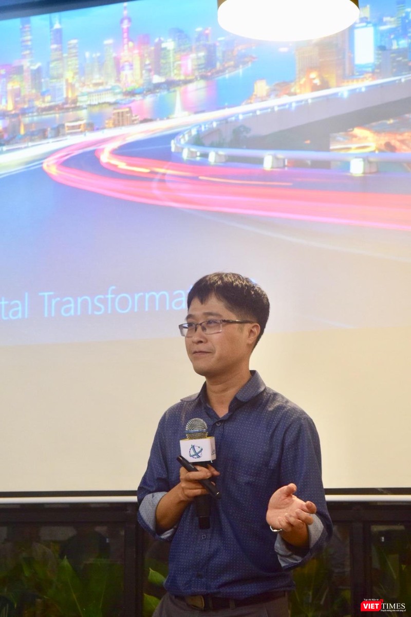 “Digital Transformation & Business Intelligence là tổ hợp giữa hệ thống hiện đại góp phần giải quyết những phép tính khó và là quá trình xây dựng văn hóa số, hướng đến doanh nghiệp dẫn đầu” – Ông Huỳnh Bảo Toàn phân tích. “Digital Transformation & Business Intelligence là tổ hợp giữa hệ thống hiện đại góp phần giải quyết những phép tính khó và là quá trình xây dựng văn hóa số, hướng đến doanh nghiệp dẫn đầu” – Ông Huỳnh Bảo Toàn phân tích.
