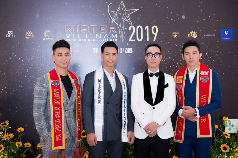 Nhà thiết kế Vest DEZI - Tú Đỗ