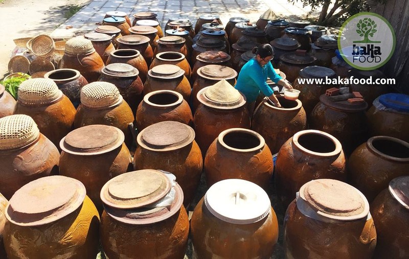 Bà Lục Thị Tường Vy bên những khạp da bò ủ nước mắm Cá Linh ở An Giang Bà Lục Thị Tường Vy bên những khạp da bò ủ nước mắm Cá Linh ở An Giang