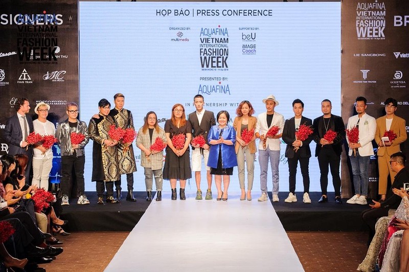 Bà Trang Lê chụp hình cùng các Nhà thiết kế và đại diện thương hiệu sẽ trình diễn tại Aquafina Vietnam Internation Fashion Week 2019 Bà Trang Lê chụp hình cùng các Nhà thiết kế và đại diện thương hiệu sẽ trình diễn tại Aquafina Vietnam Internation Fashion Week 2019