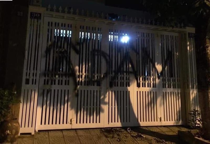 Cổng nhà ông Nguyễn Hữu Linh tại Đà Nẵng bị phun chất bẩn Cổng nhà ông Nguyễn Hữu Linh tại Đà Nẵng bị phun chất bẩn