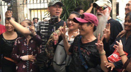 Quá nhiều người có mặt nói cười chen lấn, livestream, selfie tại đám tang nghệ sĩ Quá nhiều người có mặt nói cười chen lấn, livestream, selfie tại đám tang nghệ sĩ