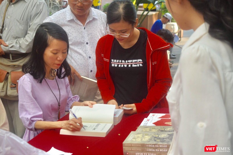 Mong có được chữ ký quý giá của Bích Lan để lưu lại những bài học cuộc sống hữu ích cho mình và gia đình Mong có được chữ ký quý giá của Bích Lan để lưu lại những bài học cuộc sống hữu ích cho mình và gia đình