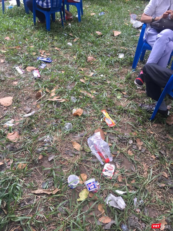Dù công nhân VSMT dọn dẹp mệt nhoài, rác vẫn bị những người thiếu ý thức ném trên cỏ ở Công viên Tao Đàn dịp lễ 30/4 và 1/5