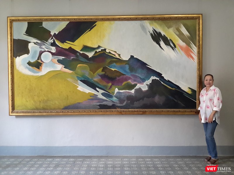 Bà Tạ Thùy Châu - con gái của họa sĩ Tạ Tỵ bên bức tranh của cha mình, đang được lưu giữ tại bảo tàng Mỹ thuật TP.HCM Bà Tạ Thùy Châu - con gái của họa sĩ Tạ Tỵ bên bức tranh của cha mình, đang được lưu giữ tại bảo tàng Mỹ thuật TP.HCM