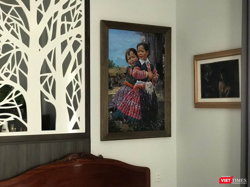 Bức tranh sơn dầu Hai chị em được họa sĩ Ngụy Đình Hà vẽ năm 2018 và đang treo ở nhà Bức tranh sơn dầu Hai chị em được họa sĩ Ngụy Đình Hà vẽ năm 2018 và đang treo ở nhà