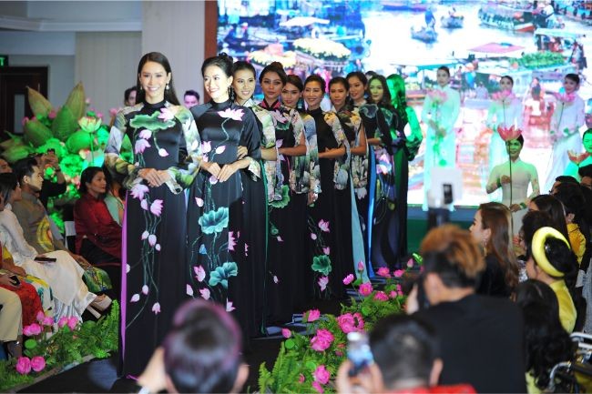 Trình diễn áo dài lộng lẫy tại buổi lễ công bố chương trình Trình diễn áo dài lộng lẫy tại buổi lễ công bố chương trình