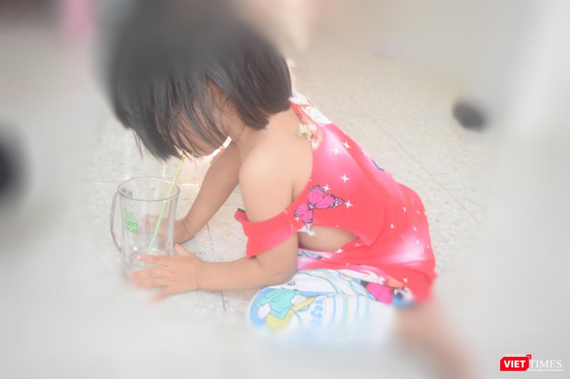 Gia đình cho biết từ khi xảy ra vụ việc, bé Phạm Ngọc L có nhiều biểu hiện hoảng loạn