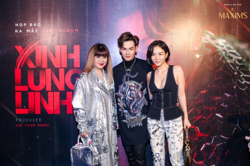 Ali Hoàng Dương hạnh phúc đứng giữa nhạc sĩ Lưu Thiên Hương và ca sĩ Thu Minh