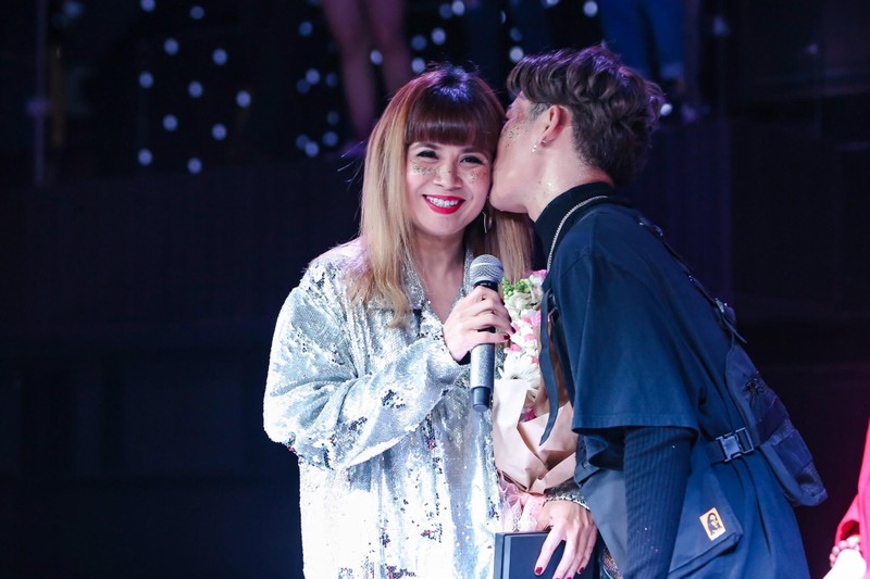 Ali Hoàng Dương hôn nhạc sĩ Lưu Thiên Hương trên sân khấu thay lời cảm ơn