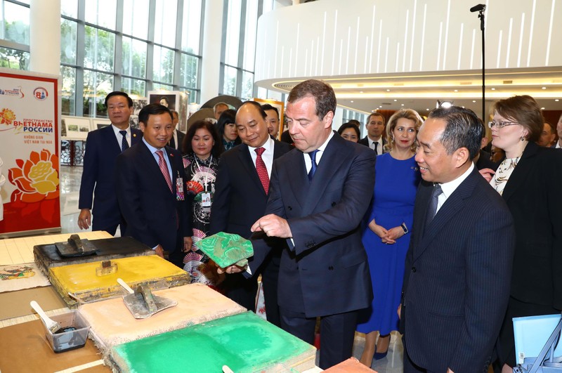 Thủ tướng hai nước tham gia trải nghiệm in tranh Đông Hồ trên giấy dó (ảnh: TTXVN) Thủ tướng hai nước tham gia trải nghiệm in tranh Đông Hồ trên giấy dó (ảnh: TTXVN)