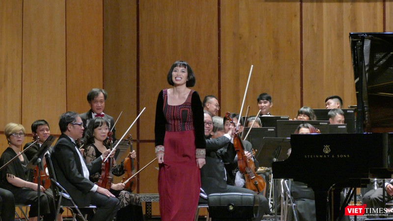 Nghệ sĩ Bích Trà đón nhận những tràng pháo tay không dứt của khán giả