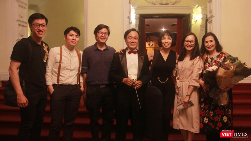 Nhạc trưởng Trần Vương Thạch (giữa) và nghệ sĩ Bích Trà sau đêm diễn