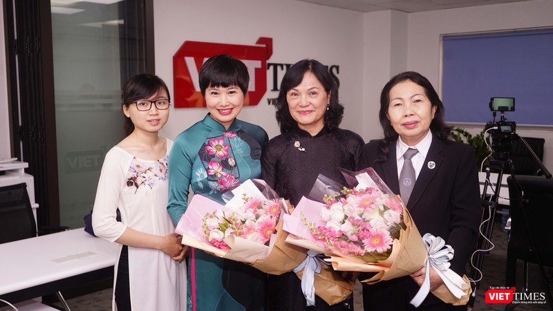 Tạp chí điện tử VietTimes tặng hoa và cảm ơn hai khách mời của tọa đàm Tạp chí điện tử VietTimes tặng hoa và cảm ơn hai khách mời của tọa đàm