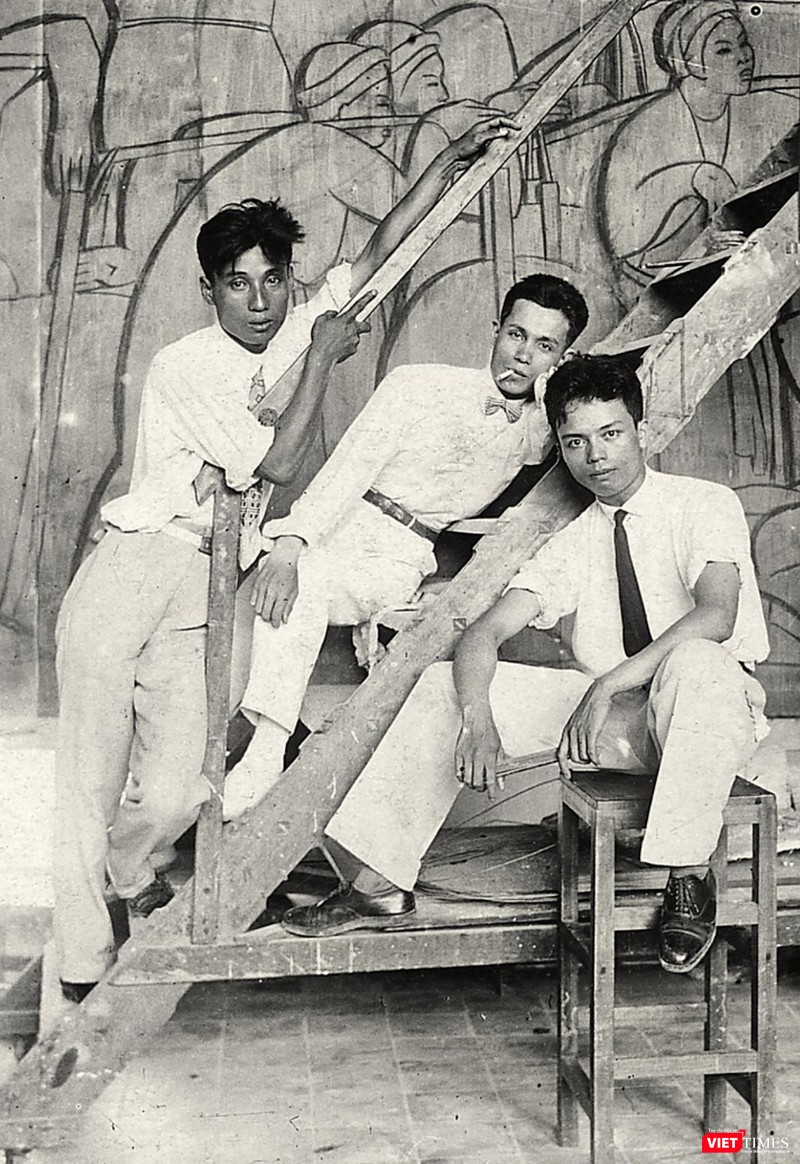 Ảnh chụp 3 sinh viên Lê Tiến Phúc, Georges Khánh và Vũ Cao Đàm trước phác họa bức phù điêu (lưu trữ Victor Tardieu) Ảnh chụp 3 sinh viên Lê Tiến Phúc, Georges Khánh và Vũ Cao Đàm trước phác họa bức phù điêu (lưu trữ Victor Tardieu)